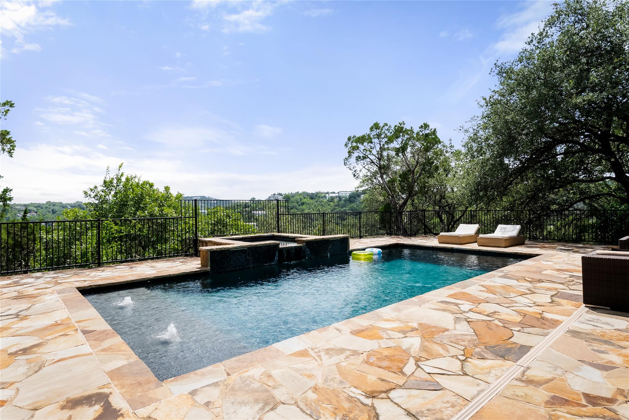 411 SKYLINE DR