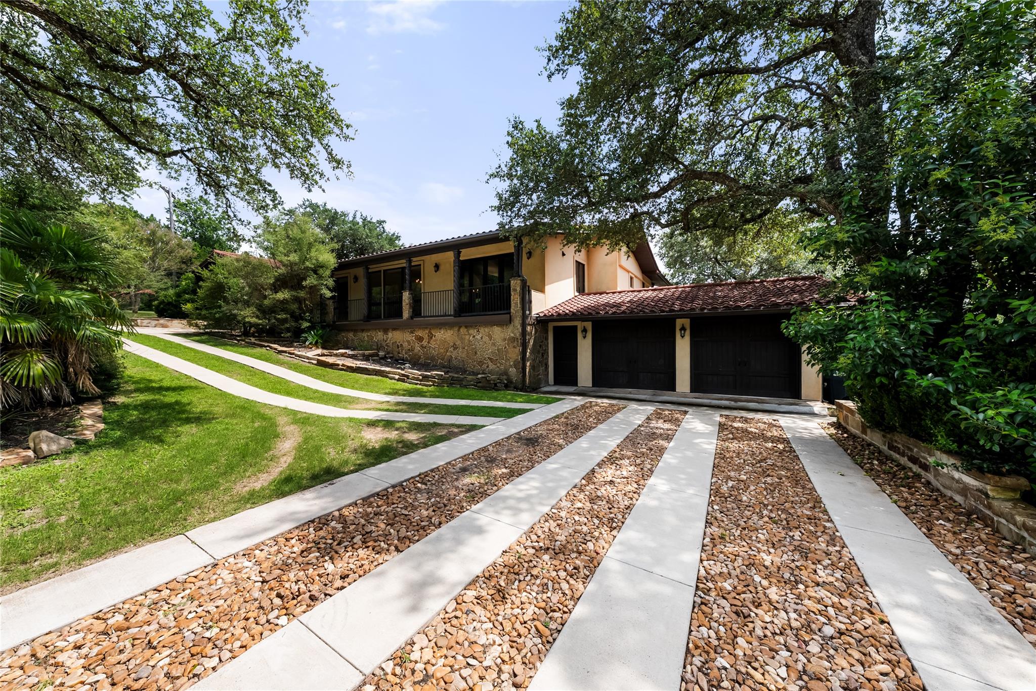 411 SKYLINE DR
