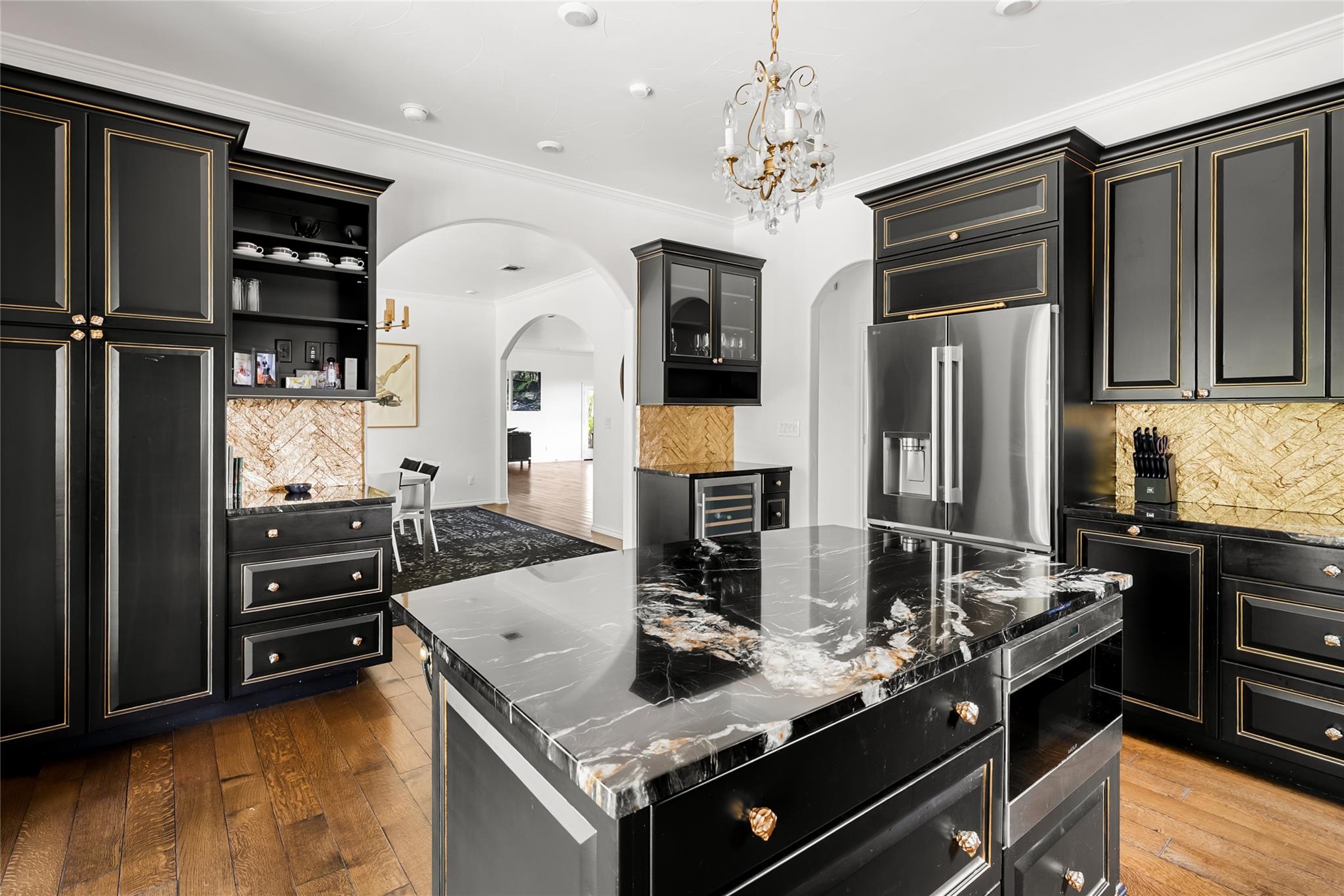 411 SKYLINE DR