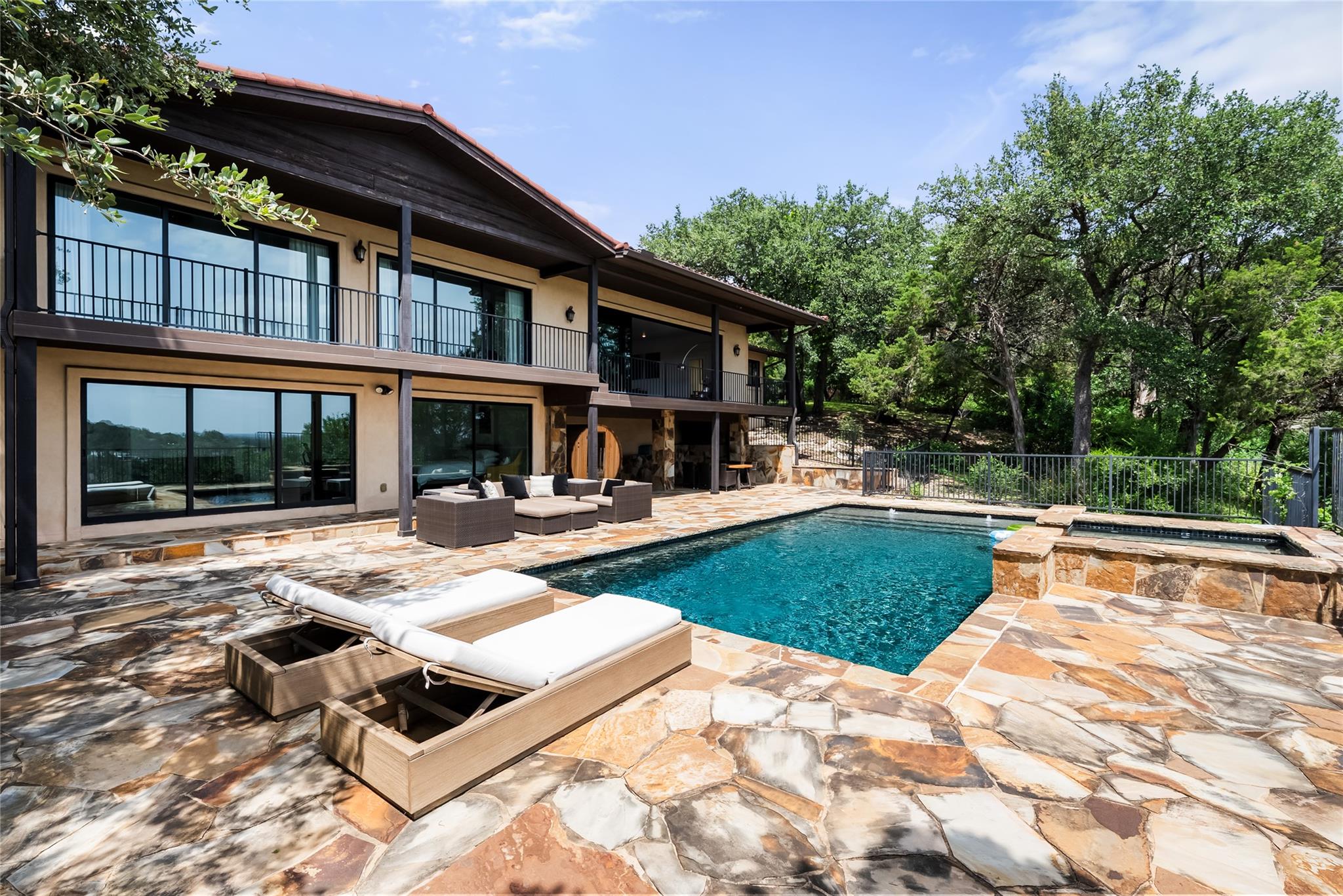 411 SKYLINE DR