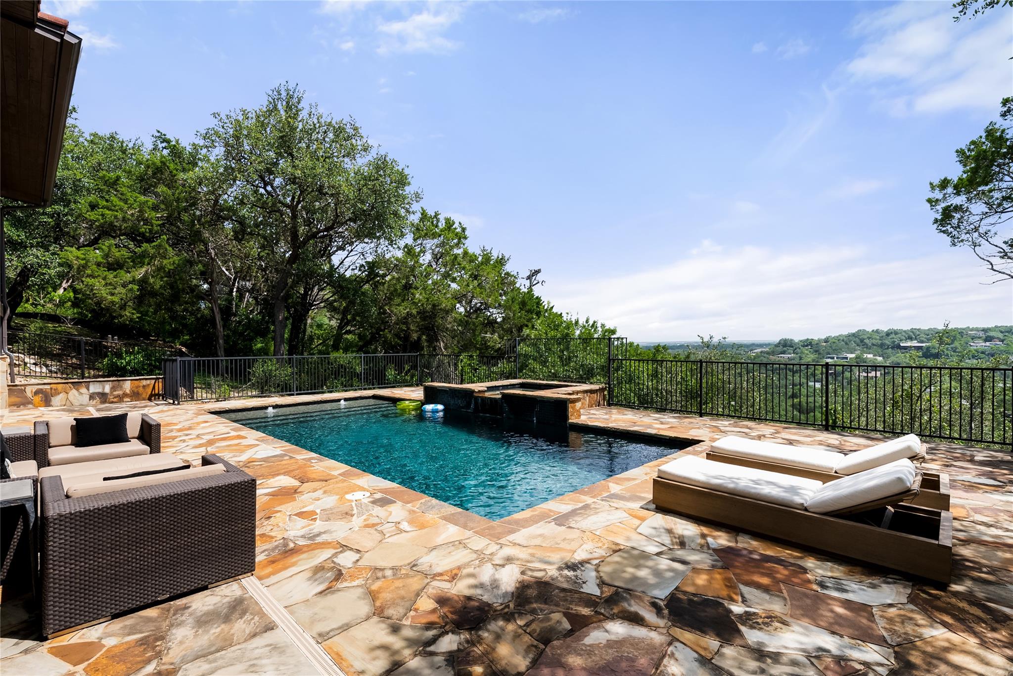 411 SKYLINE DR