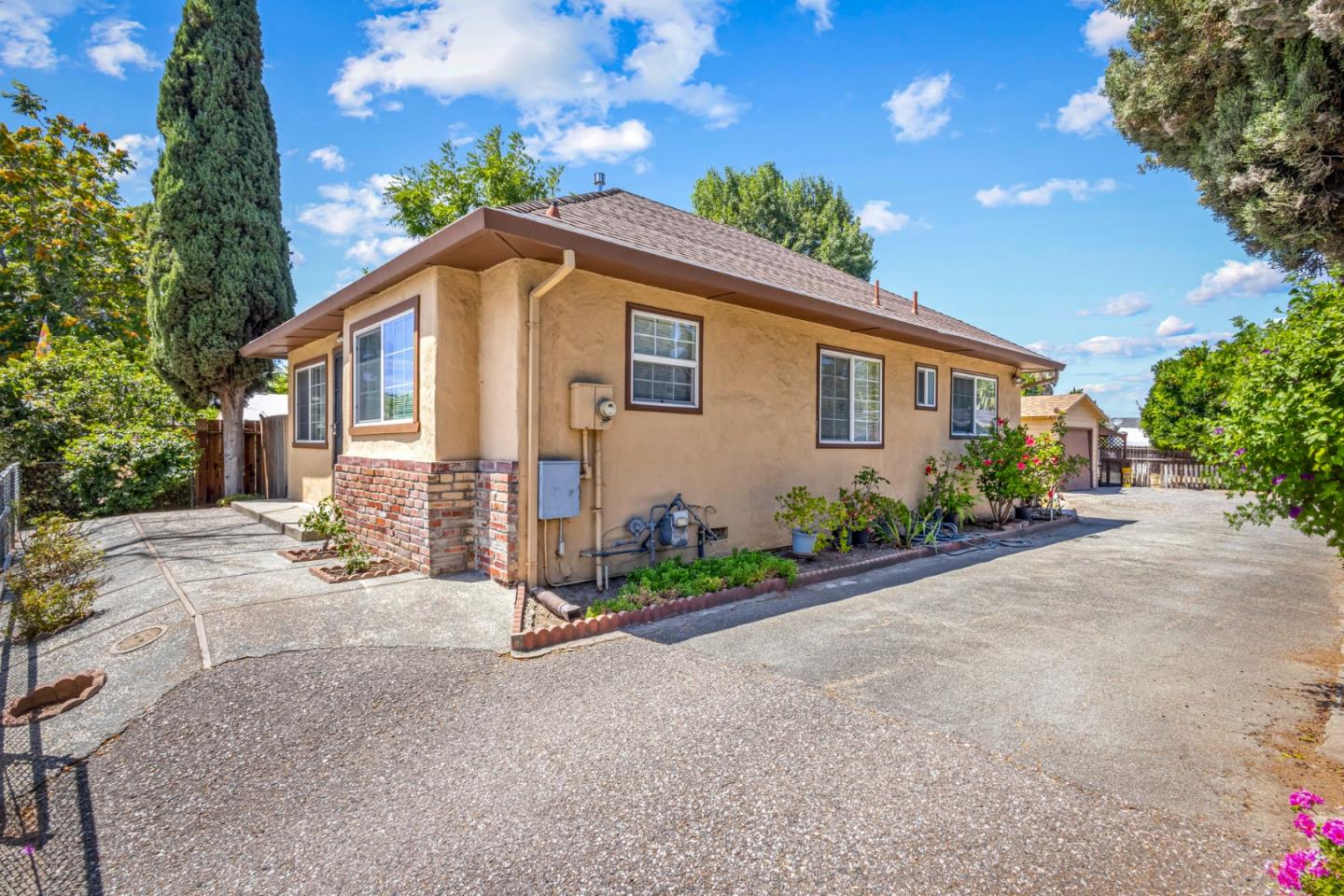 1915 East San Antonio Street