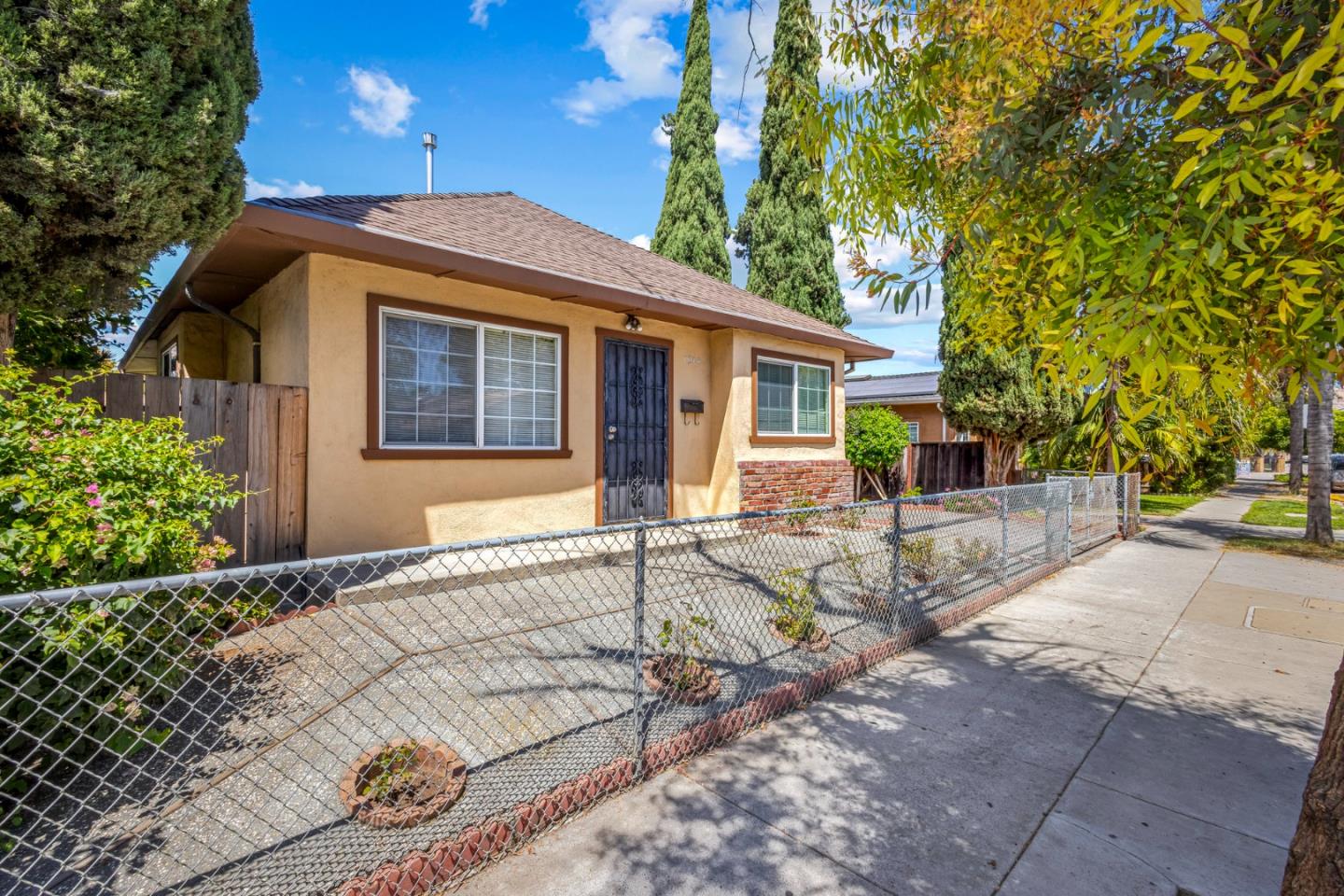 1915 East San Antonio Street