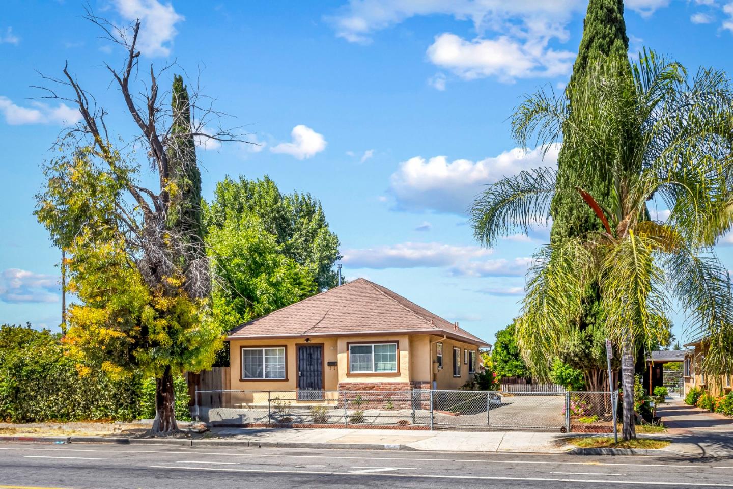 1915 East San Antonio Street