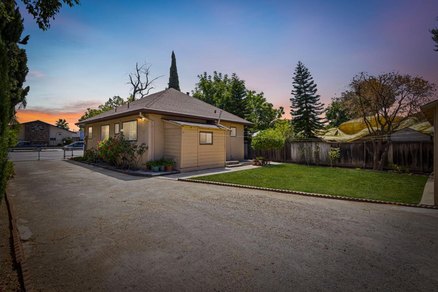 1915 East San Antonio Street