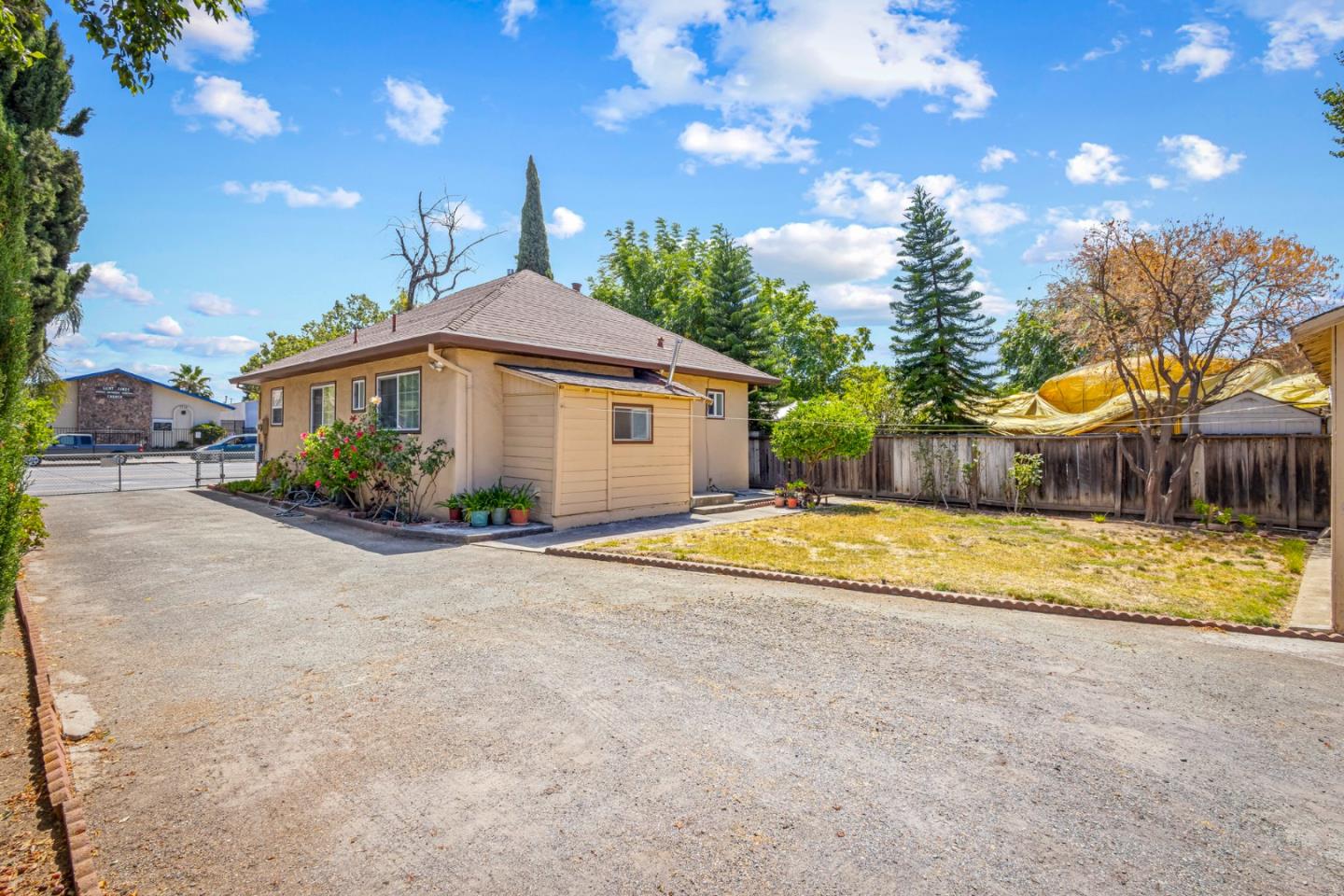 1915 East San Antonio Street