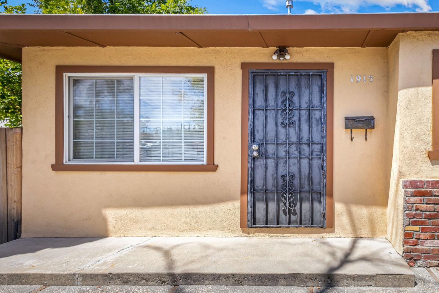 1915 East San Antonio Street