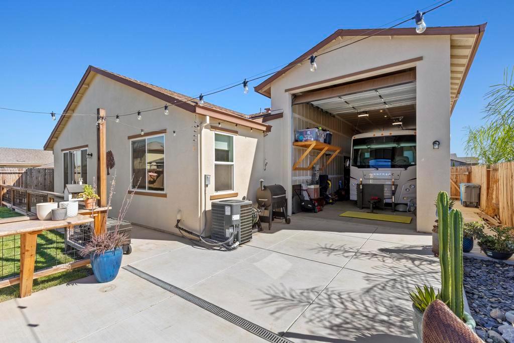 1555 Gelderlander Way