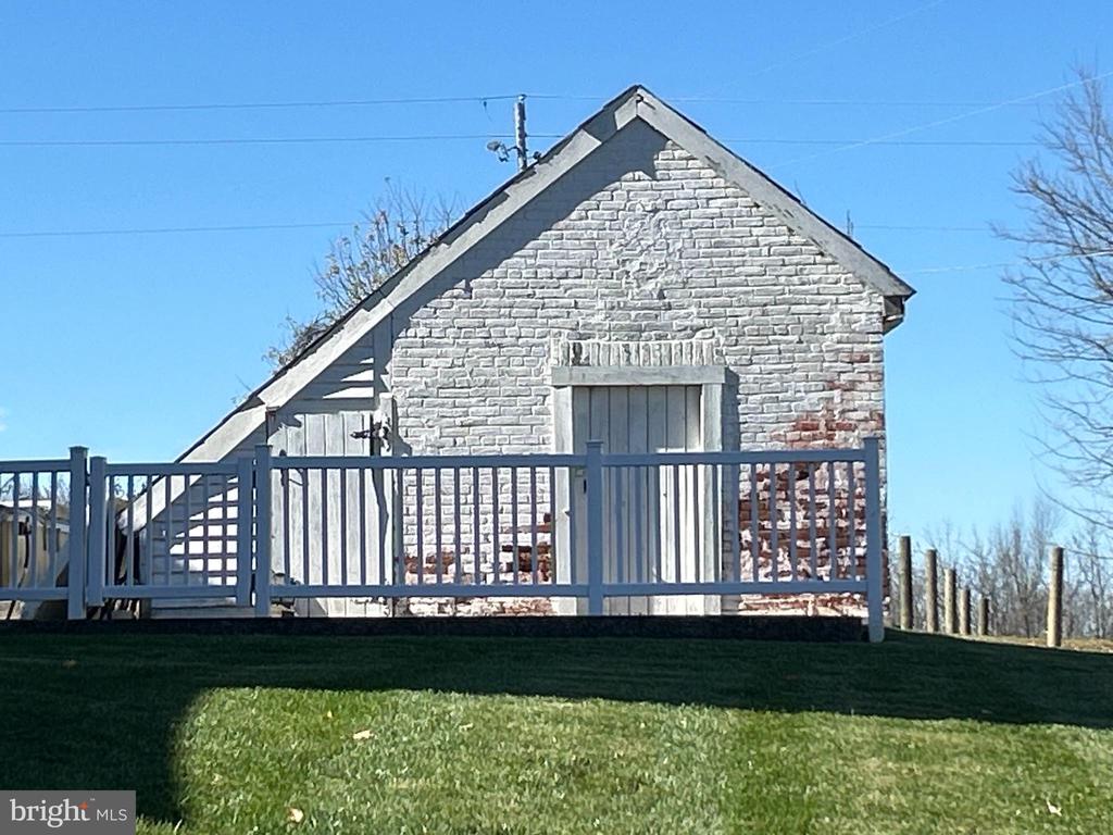 1643 VINEYARD ROAD