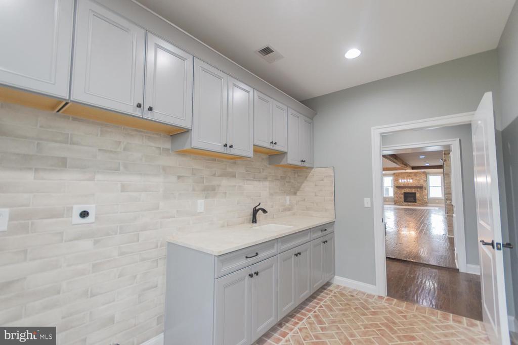 1643 VINEYARD ROAD