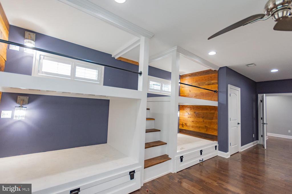 1643 VINEYARD ROAD