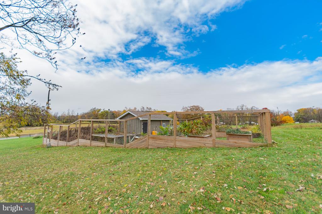 1643 VINEYARD ROAD