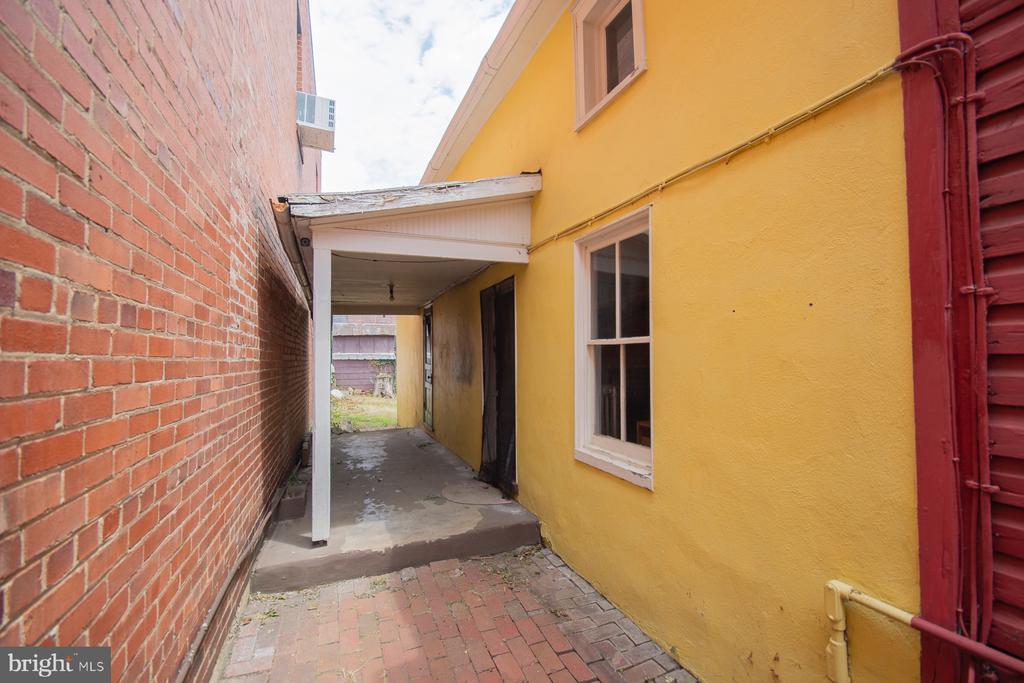 122 W MARTIN STREET