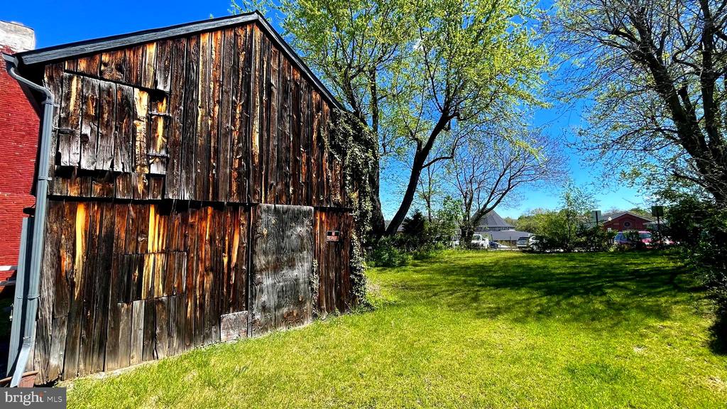 203 MARTIN STREET E