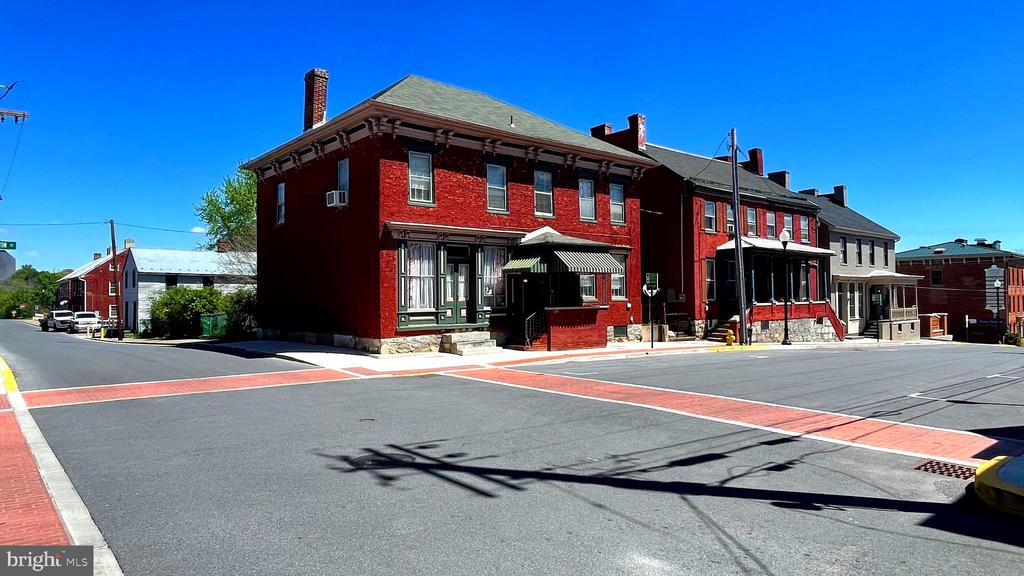 203 MARTIN STREET E