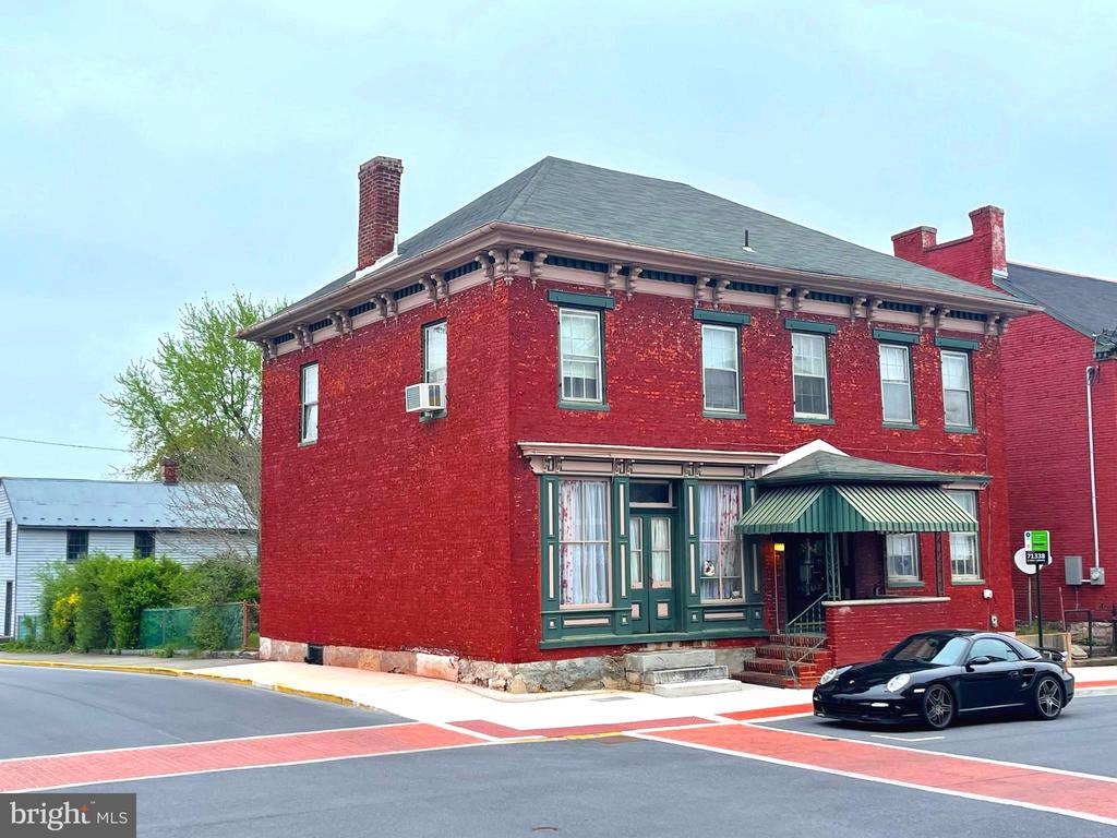 203 MARTIN STREET E