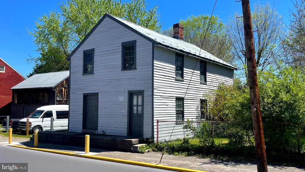 203 MARTIN STREET E
