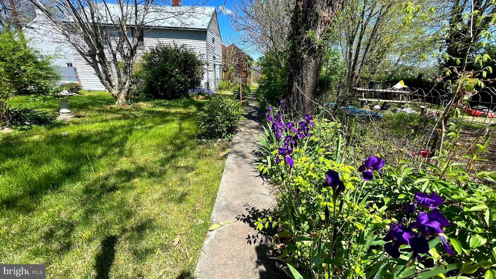 203 MARTIN STREET E