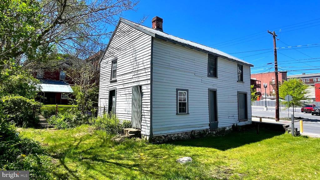 203 MARTIN STREET E