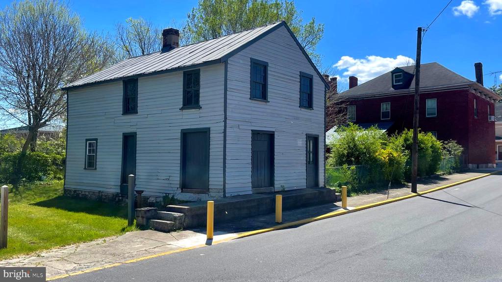 203 MARTIN STREET E