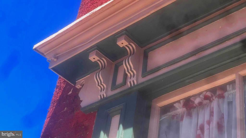 203 MARTIN STREET E