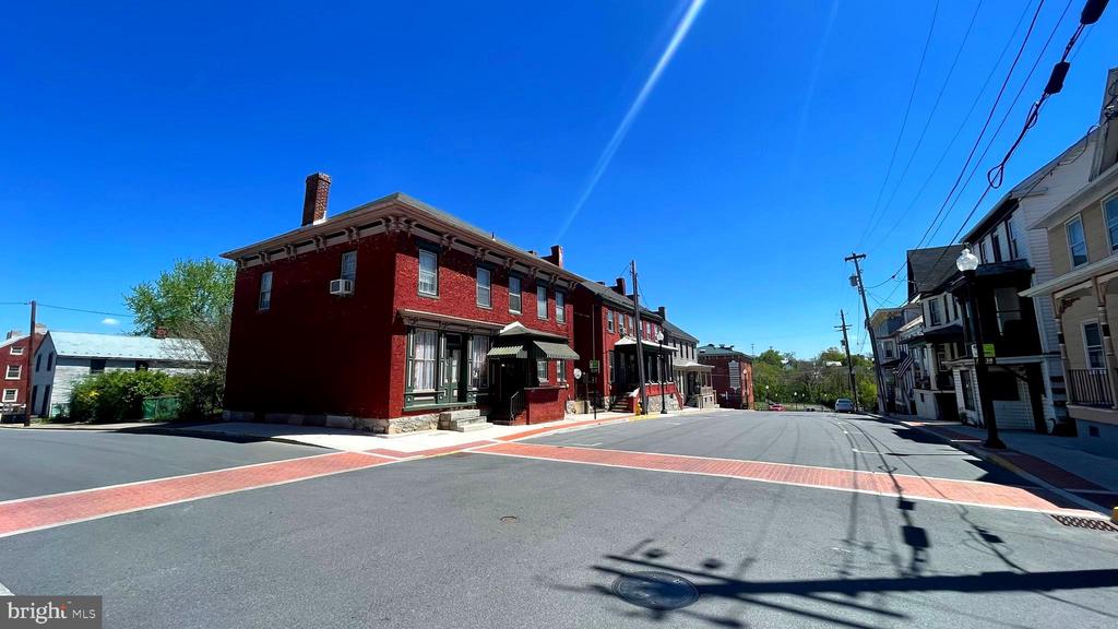 203 MARTIN STREET E