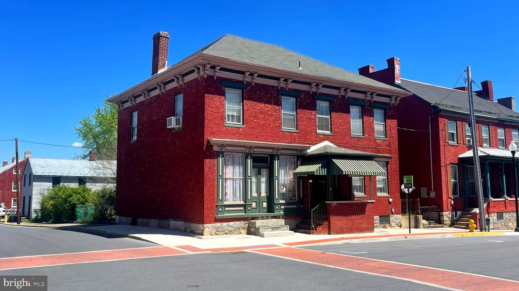 203 MARTIN STREET E