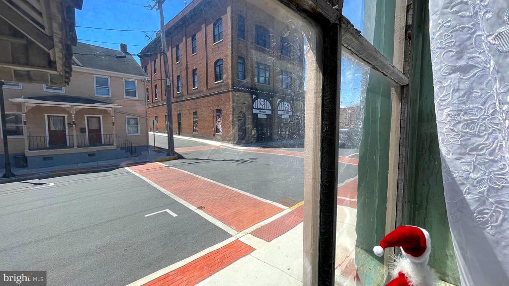 203 MARTIN STREET E