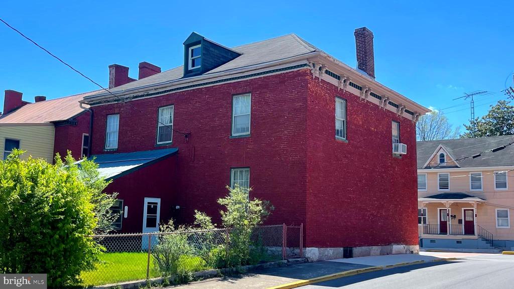 203 MARTIN STREET E