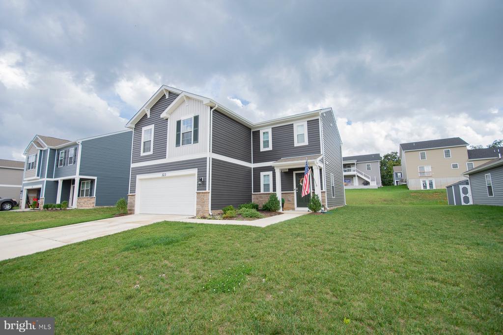 323 AYLESBURY LANE