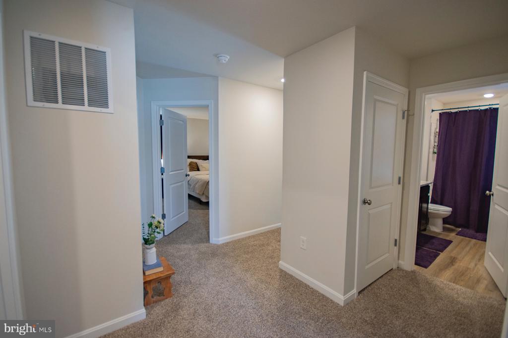 323 AYLESBURY LANE