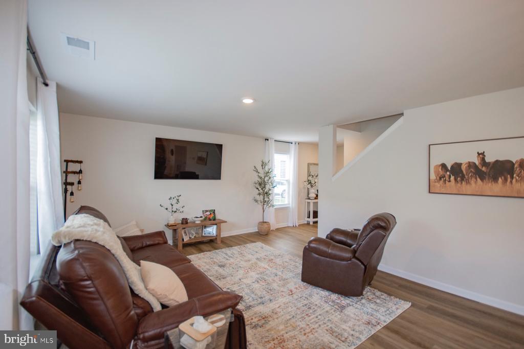323 AYLESBURY LANE