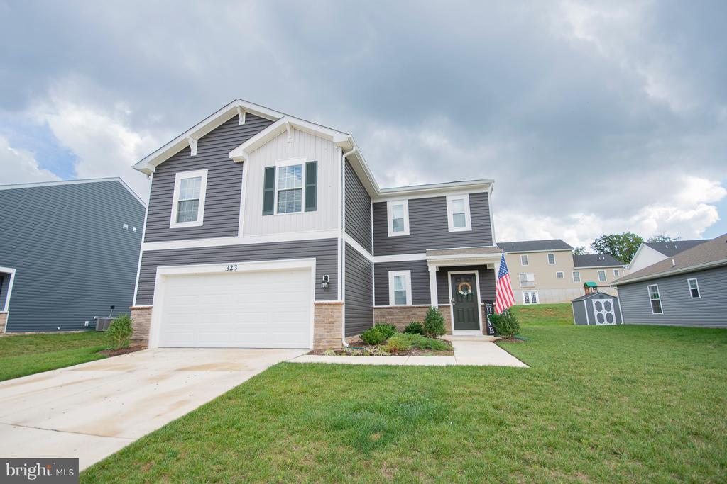 323 AYLESBURY LANE