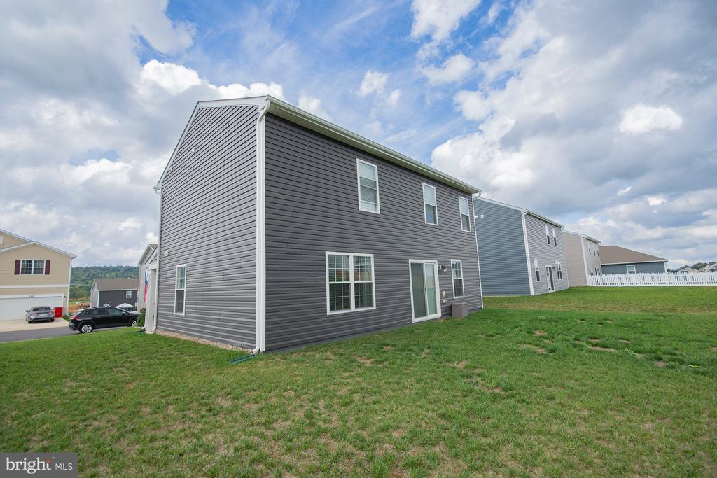 323 AYLESBURY LANE