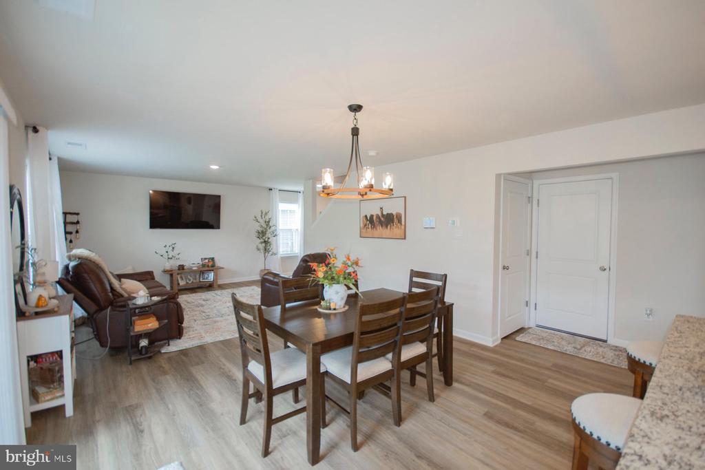 323 AYLESBURY LANE