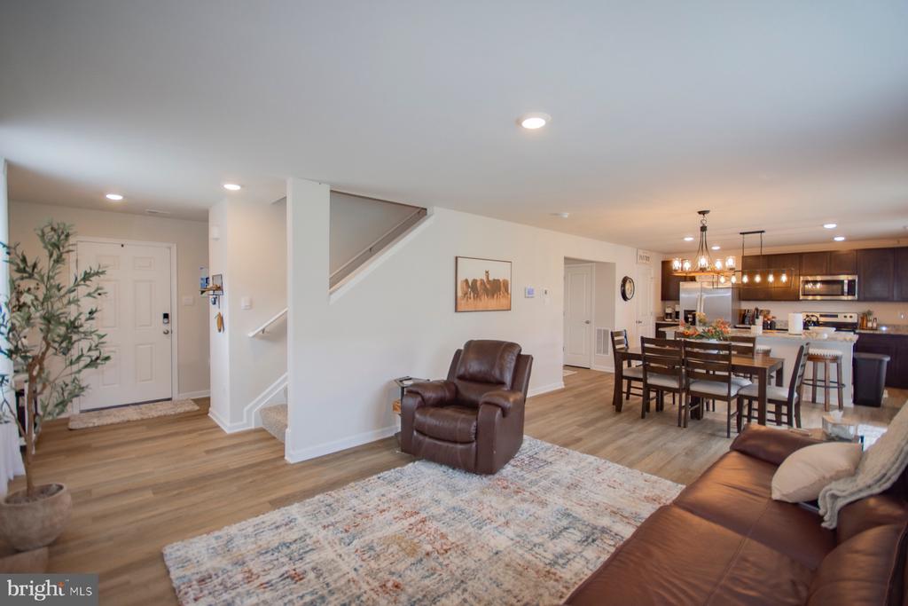 323 AYLESBURY LANE
