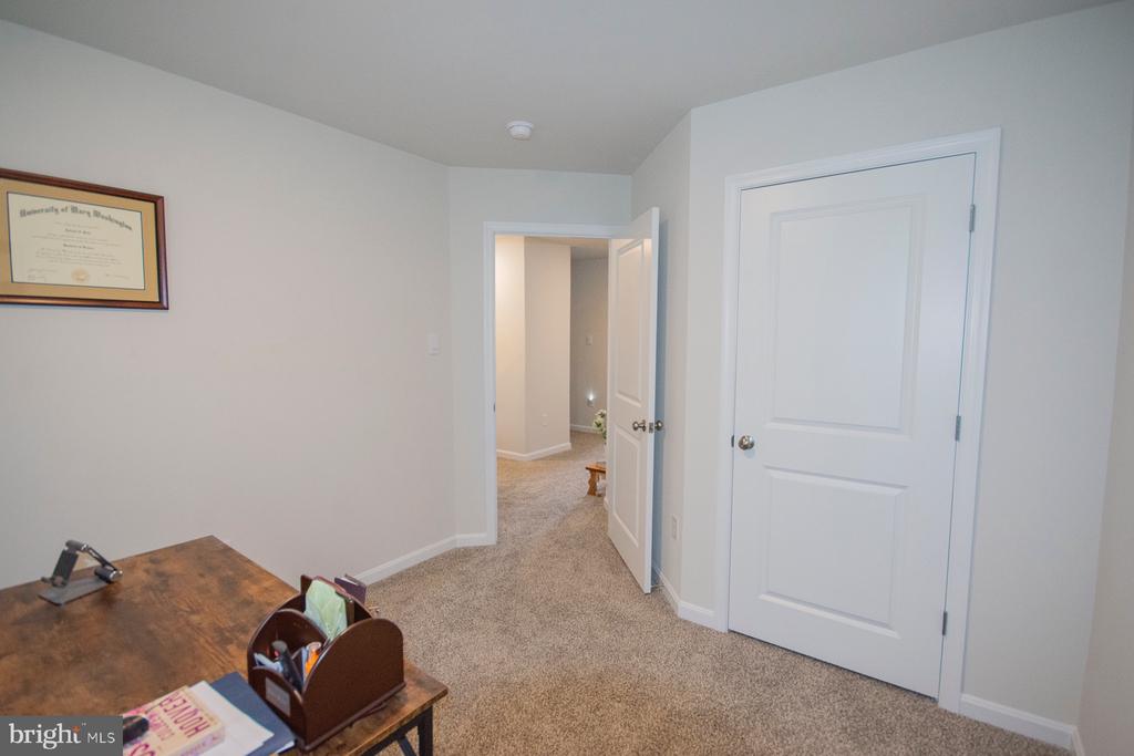 323 AYLESBURY LANE
