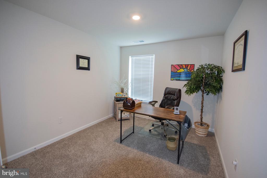 323 AYLESBURY LANE