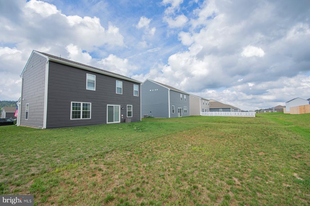 323 AYLESBURY LANE