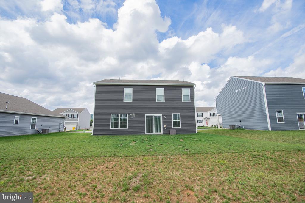 323 AYLESBURY LANE