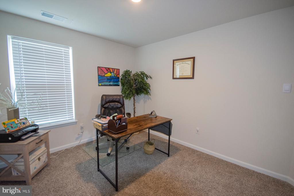 323 AYLESBURY LANE