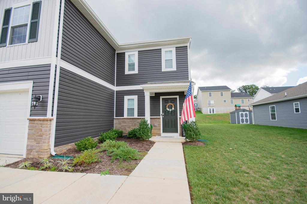 323 AYLESBURY LANE