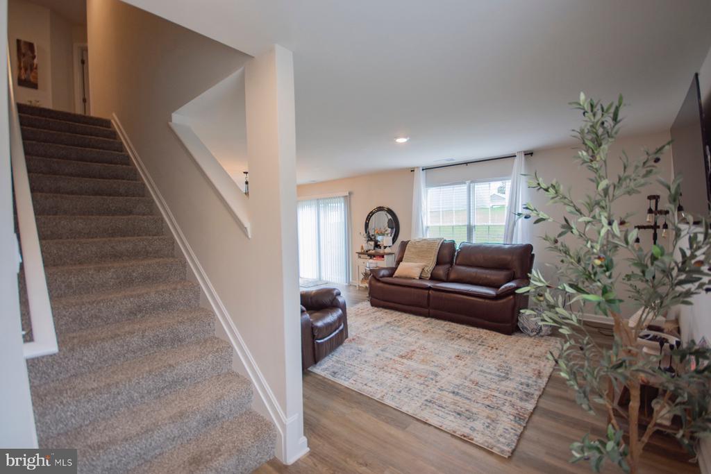 323 AYLESBURY LANE