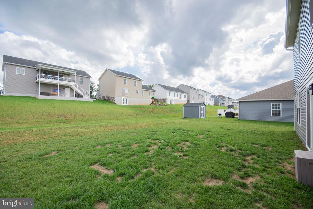 323 AYLESBURY LANE