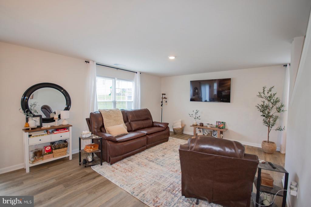 323 AYLESBURY LANE
