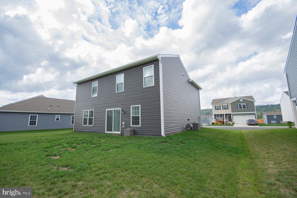 323 AYLESBURY LANE