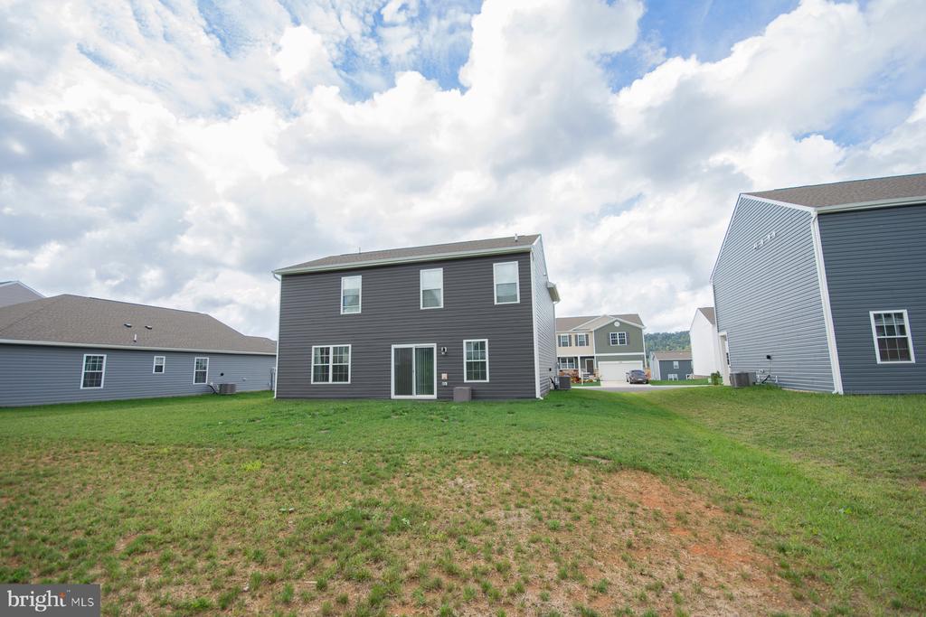 323 AYLESBURY LANE