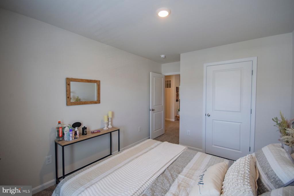 323 AYLESBURY LANE