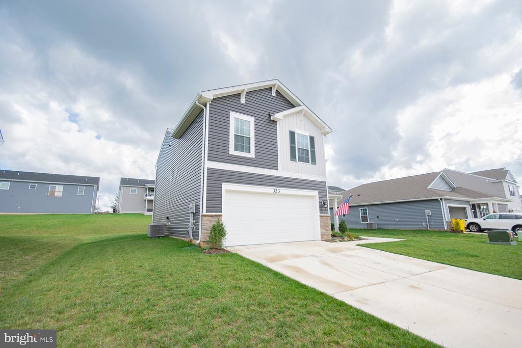 323 AYLESBURY LANE