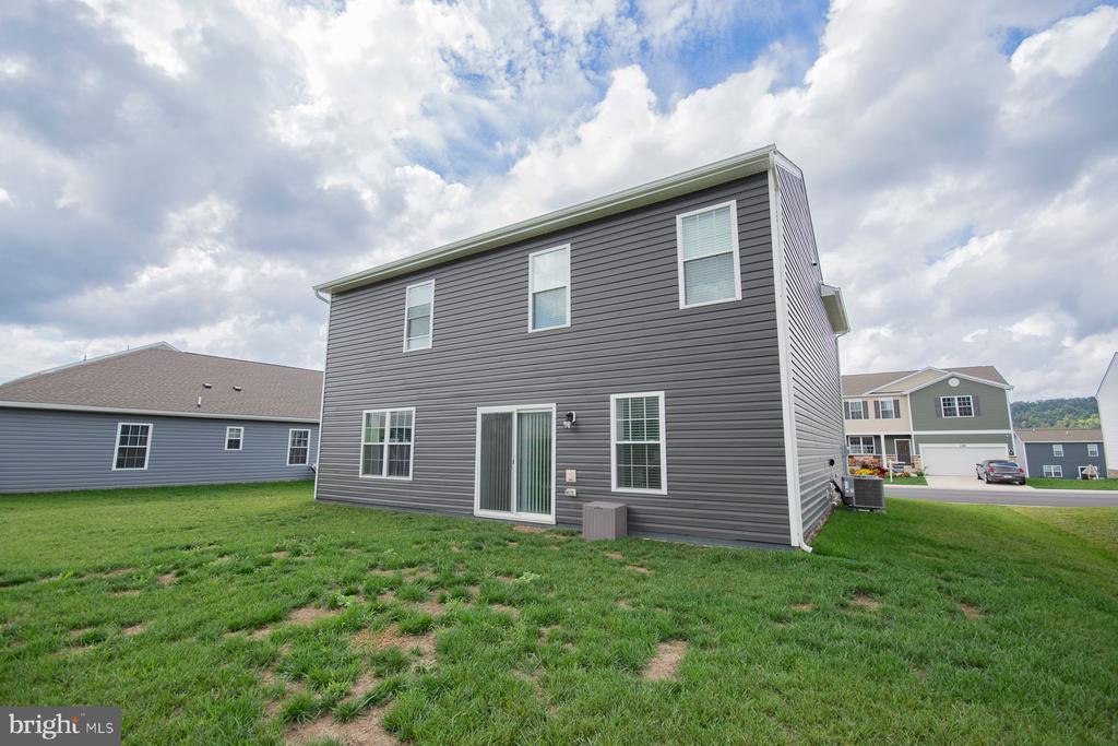 323 AYLESBURY LANE